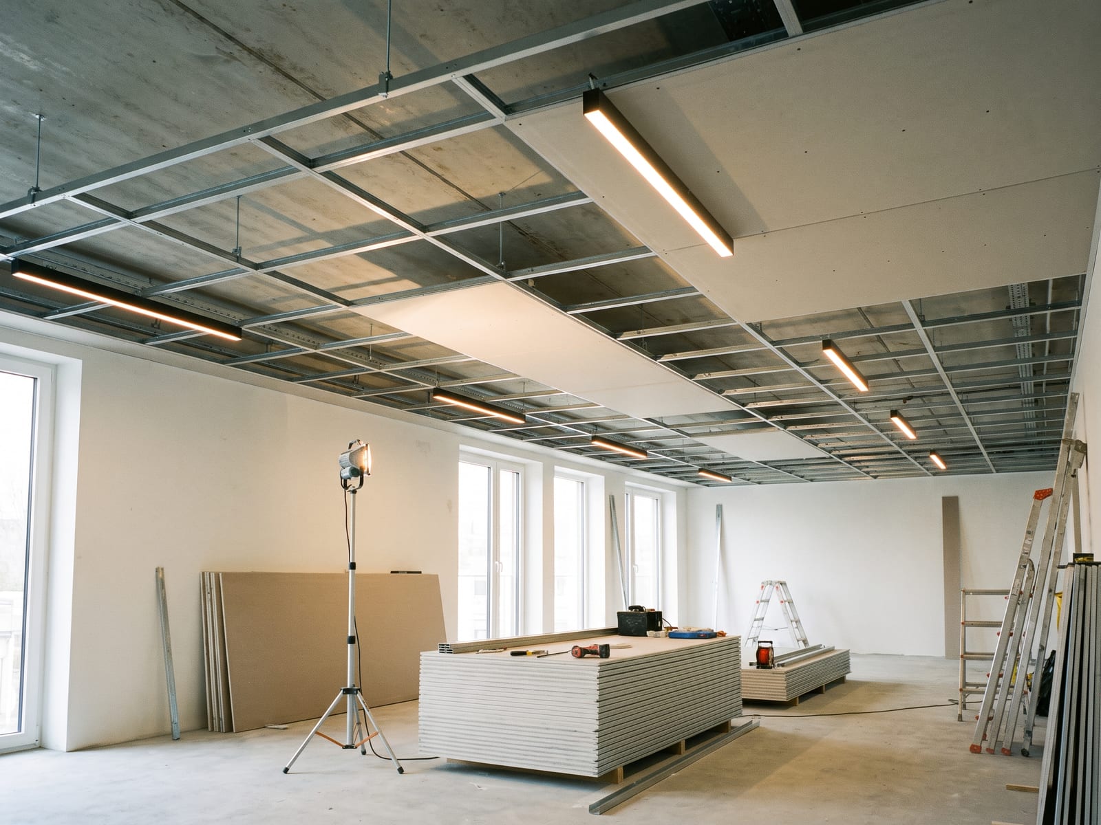 Instalación de cielo raso de gypsum con iluminación LED