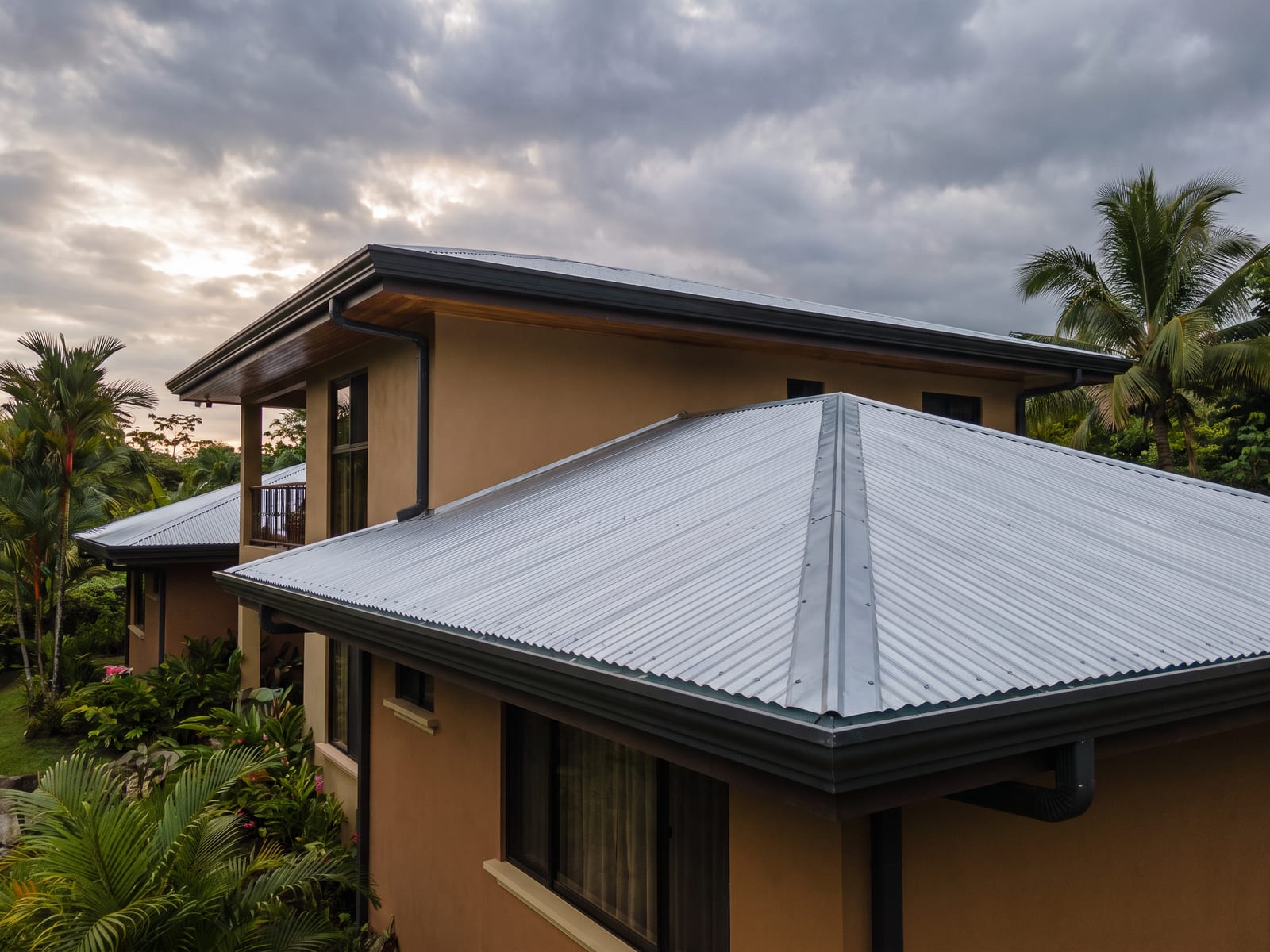 Reparación de techo metálico en una vivienda de Panamá
