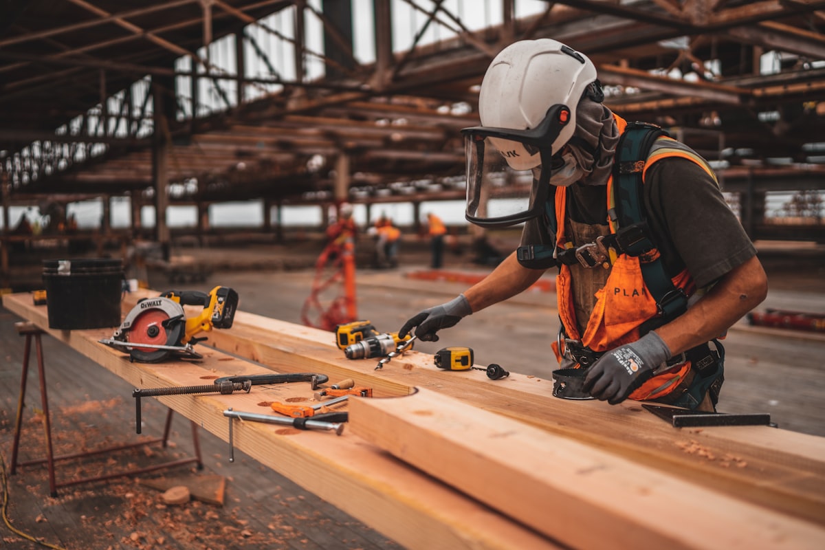 Contratistas trabajando en una remodelación en Panamá