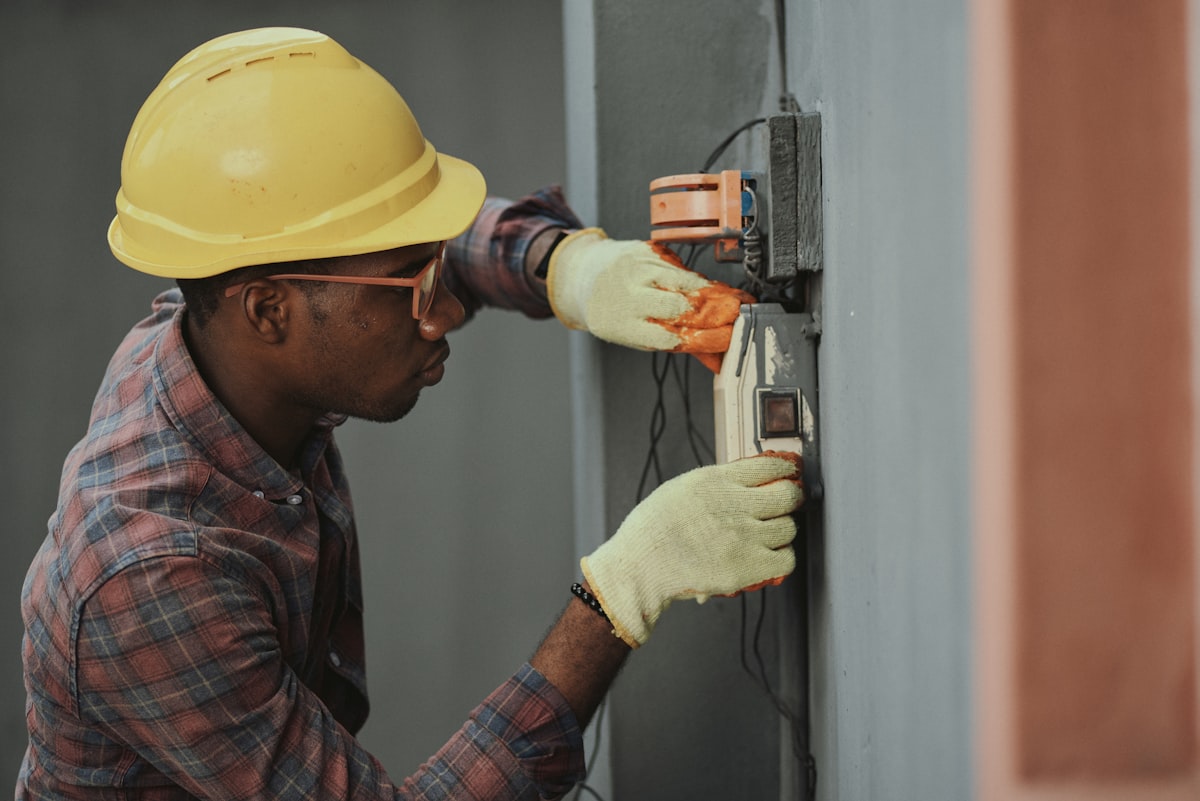 Trabajos de electricidad y plomería