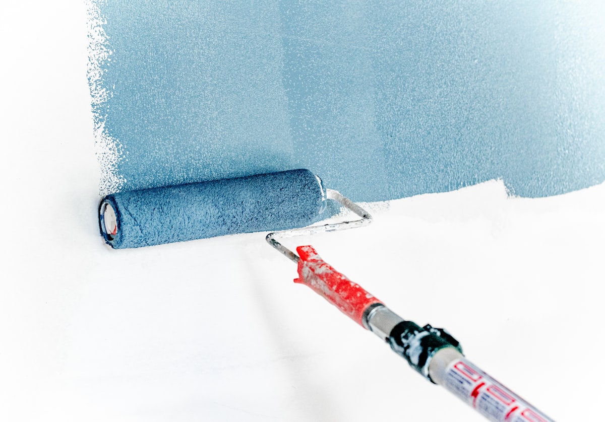 Trabajo de gypsum y pintura en interiores