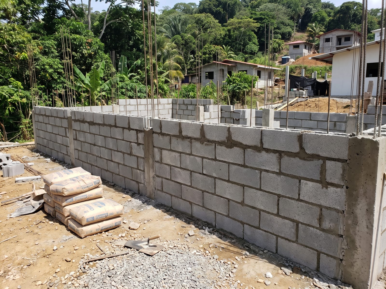 Muro de bloques en construcción durante la etapa de obra gris
