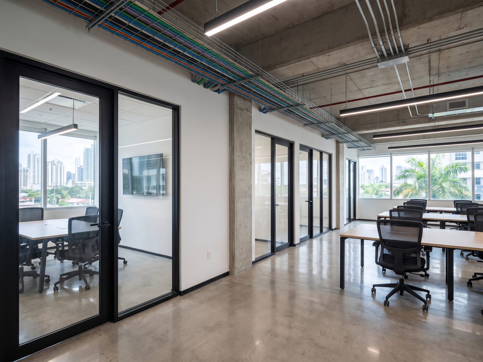 Oficina comercial remodelada con divisiones en gypsum