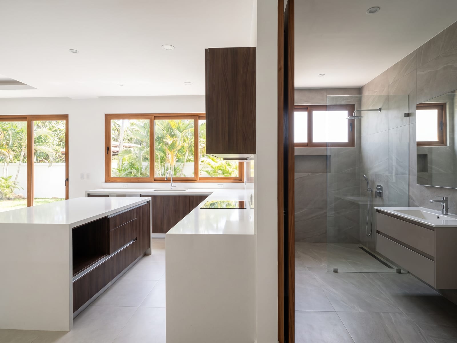 Cocina y baño remodelados con acabados modernos