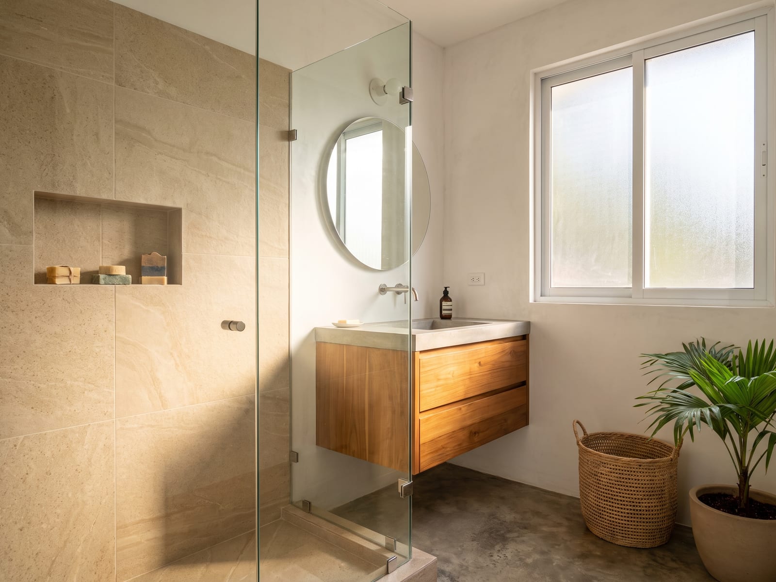 Baño remodelado por completo con ducha y nicho